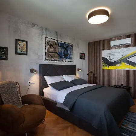 Queen Apartment *